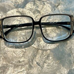 Elegant Vintage Black & White Women’s Frames!